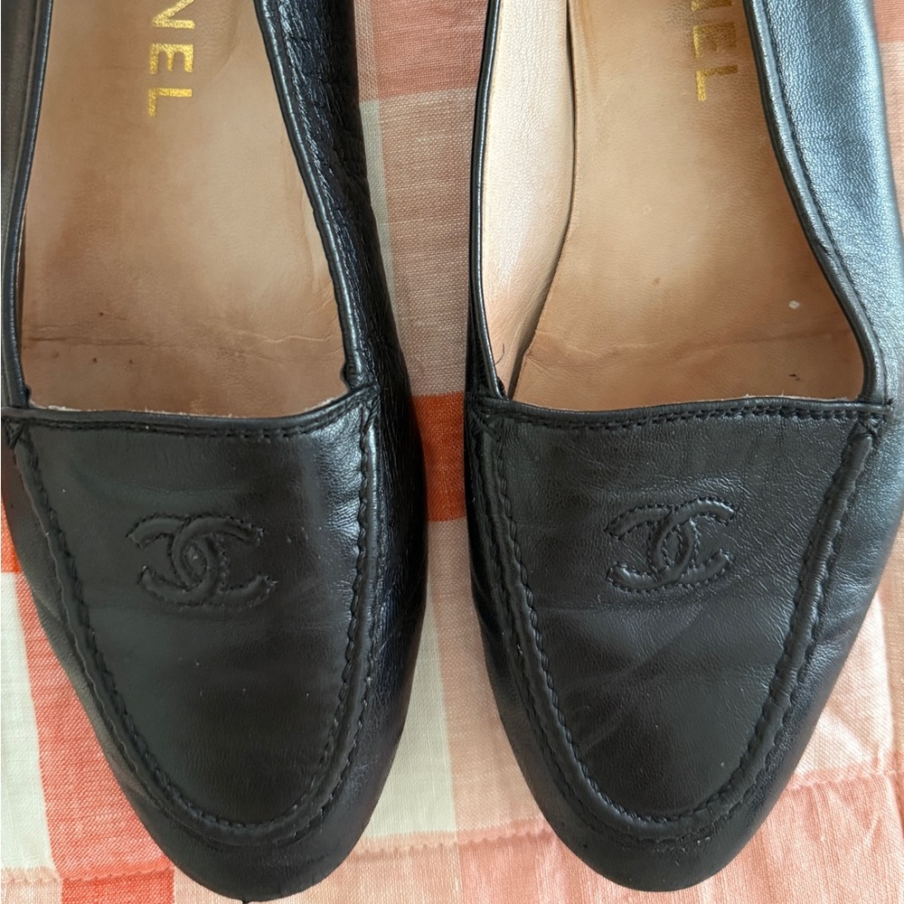 CHANEL Black Leather Loafers with Interlocking CC Logo